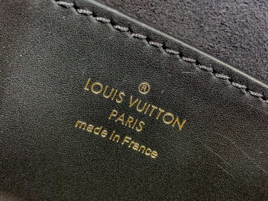 Louis Vuitton Tilsitt Bag – LHB712