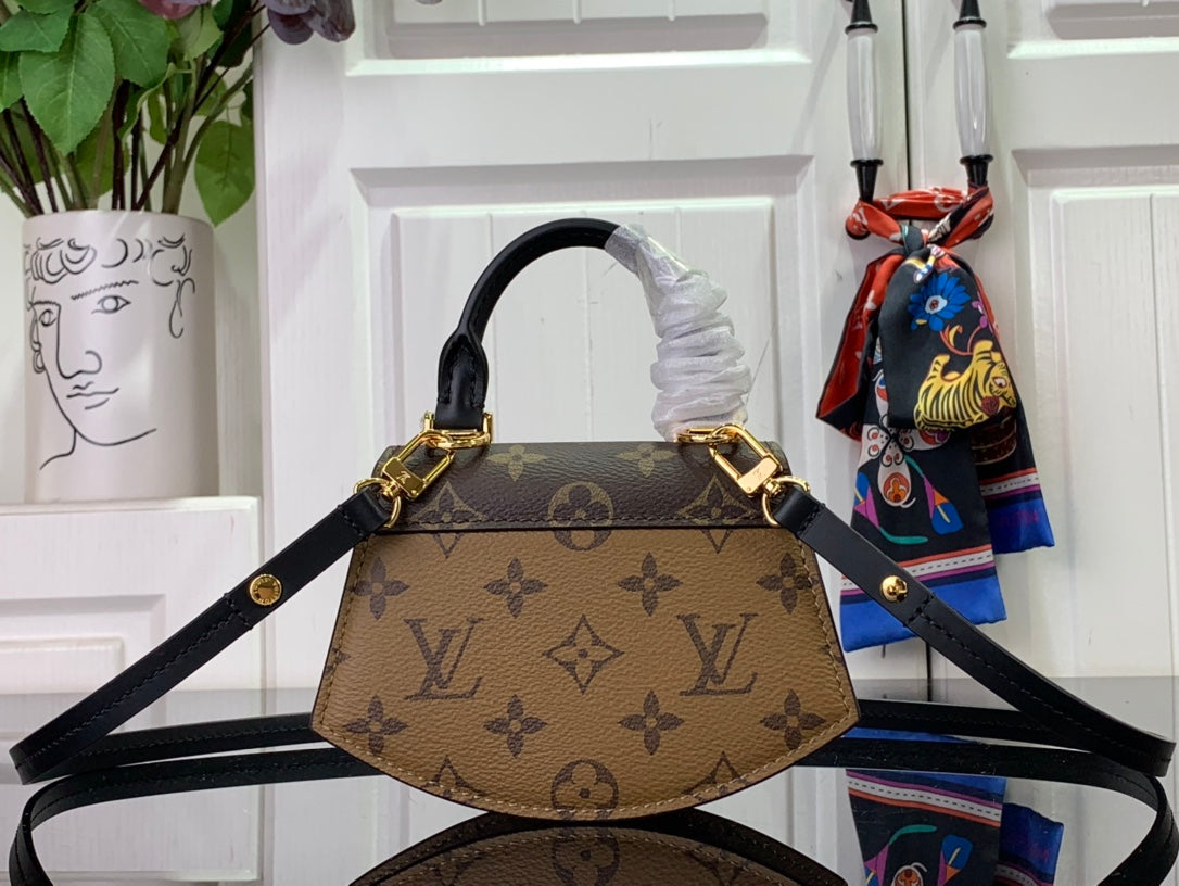 Louis Vuitton Tilsitt Bag – LHB712